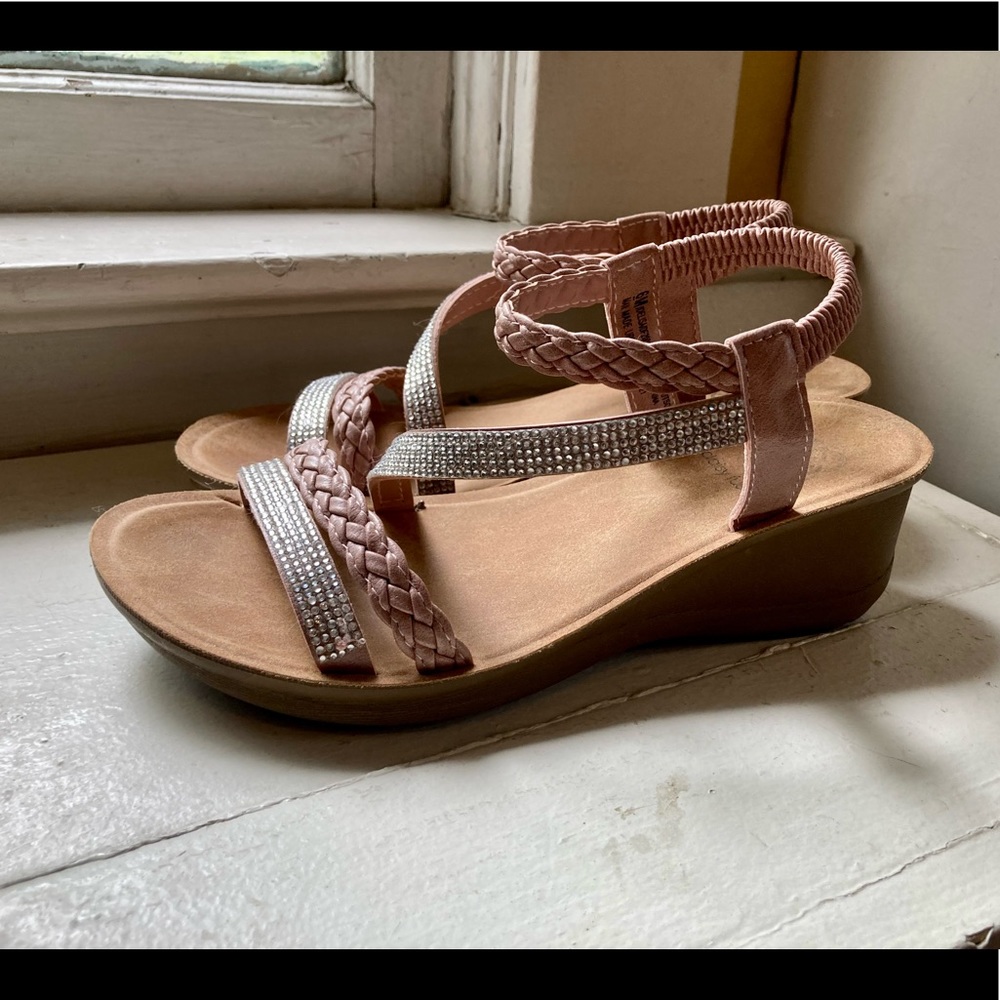 Daisy Fuentes dress/casual slip on sandals